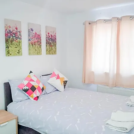 Airport Lounge - 3 Bed - 6 Persons Apartment Manchester Exterior photo