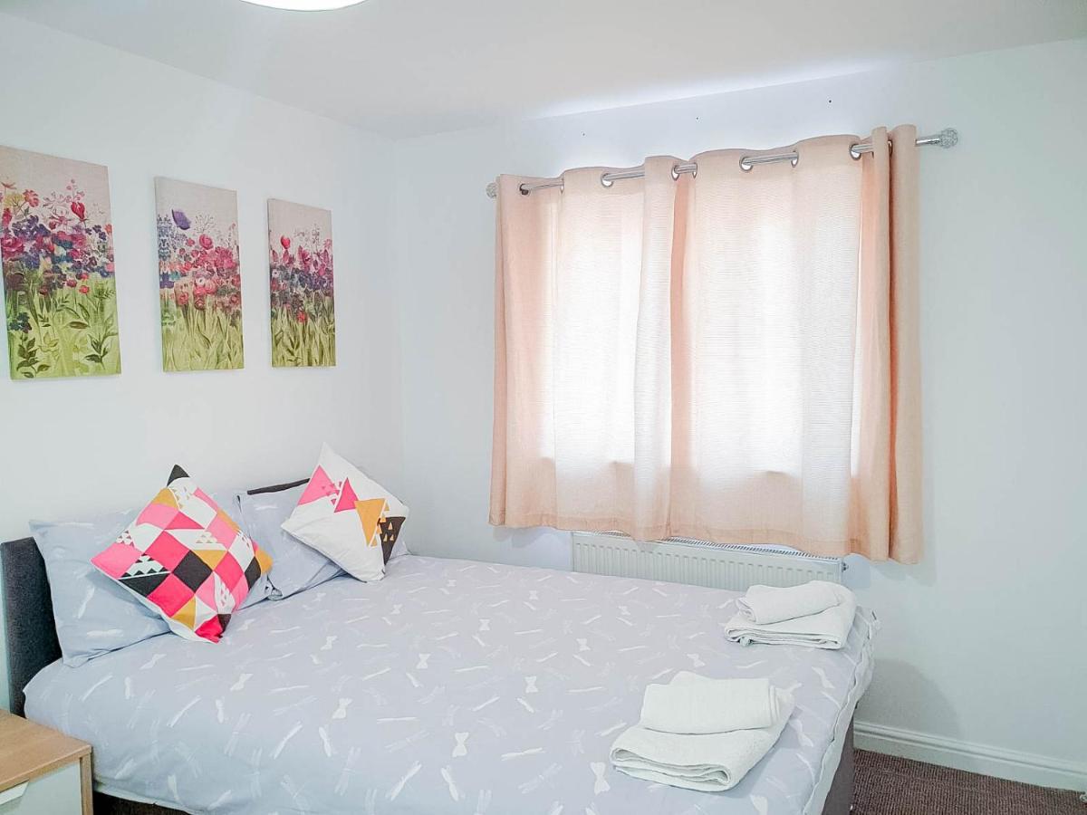 Airport Lounge - 3 Bed - 6 Persons Апартаменты *
