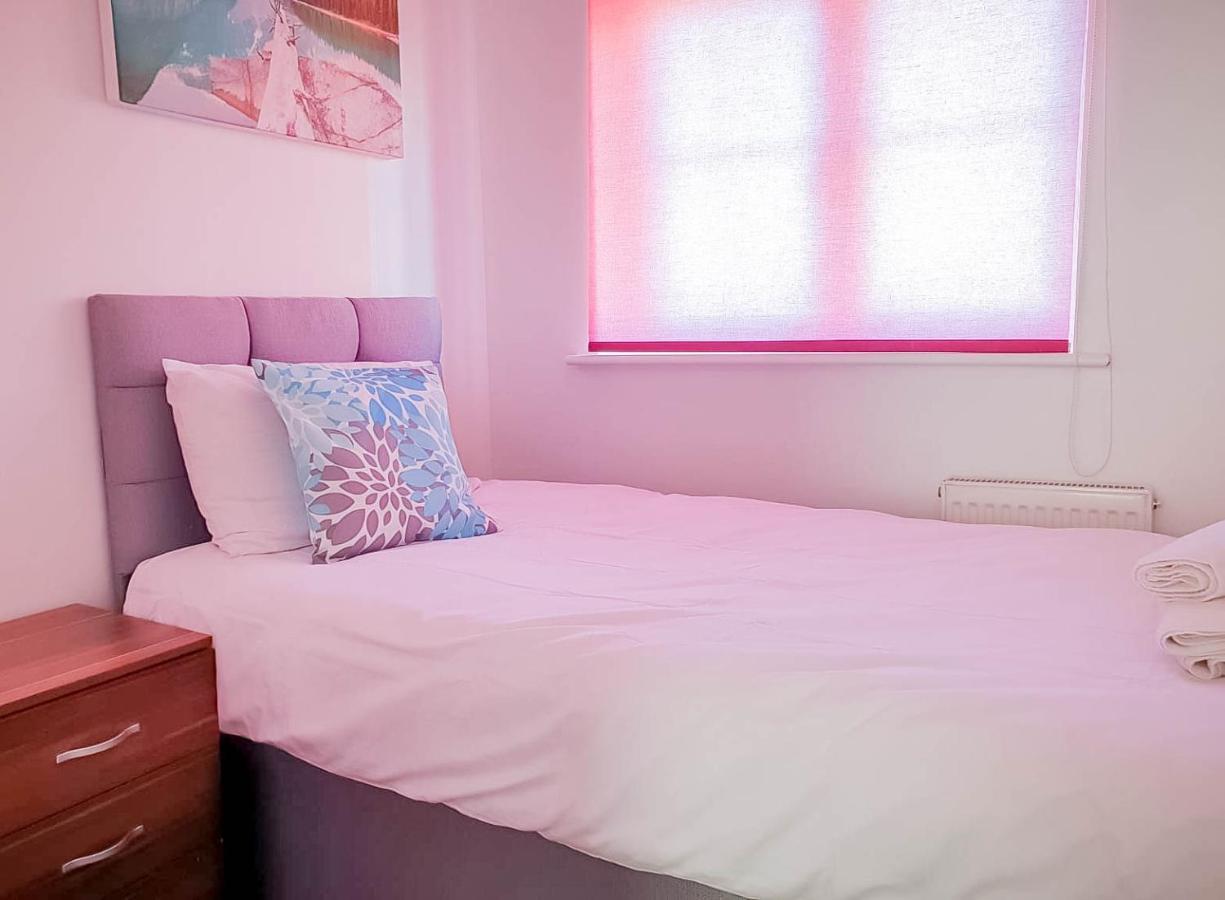 Airport Lounge - 3 Bed - 6 Persons Апартаменты *