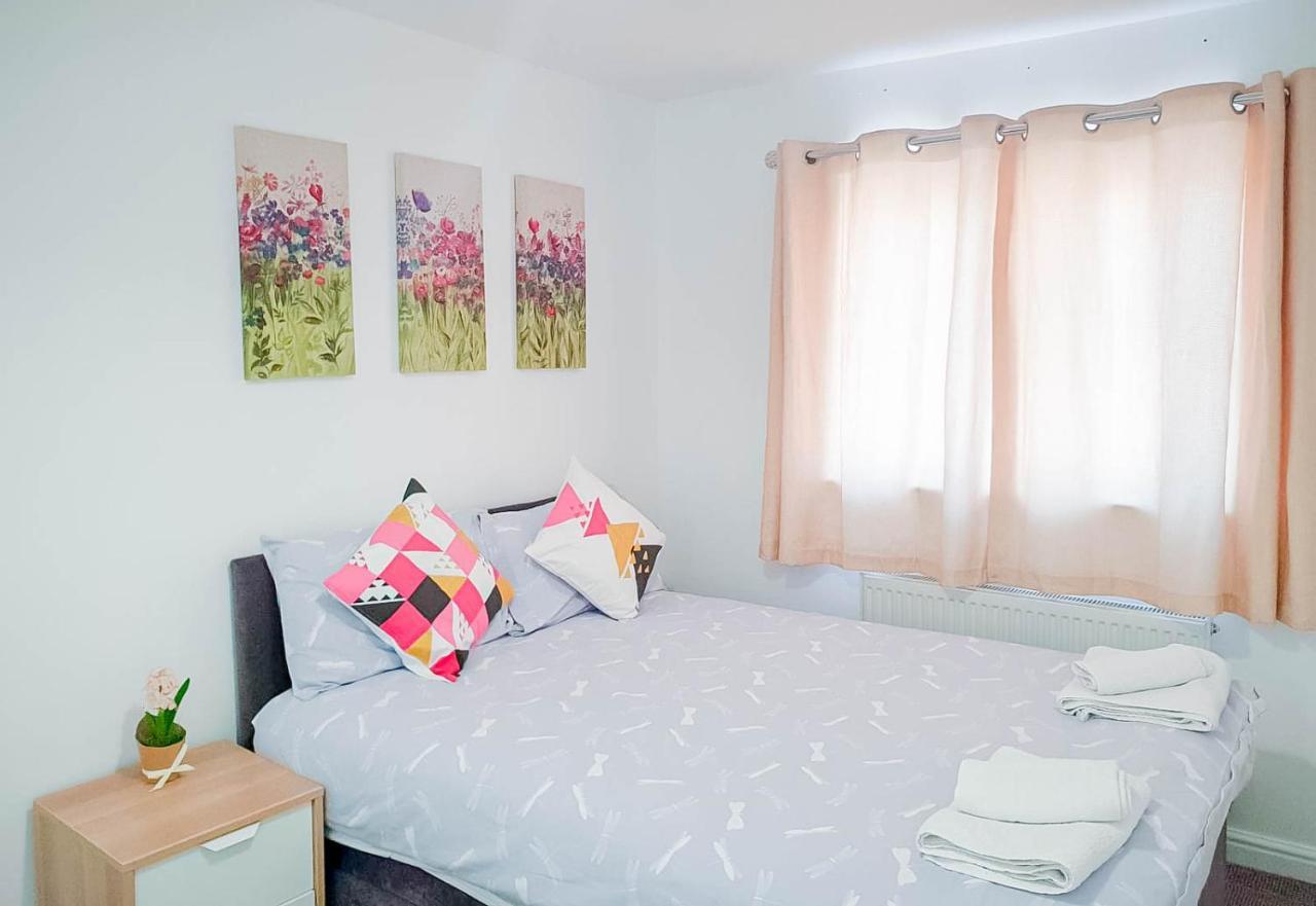 Апартаменты Airport Lounge - 3 Bed - 6 Persons *