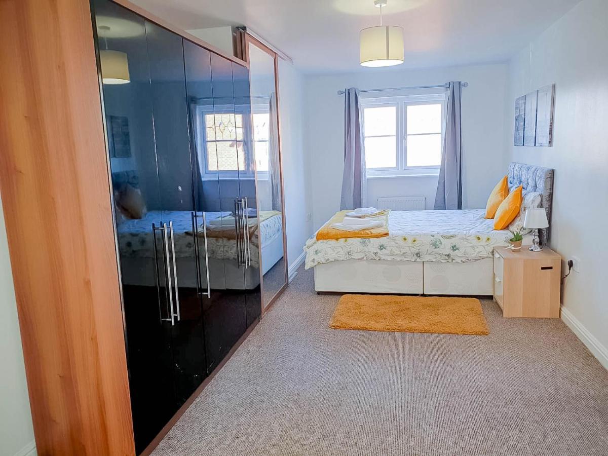 Airport Lounge - 3 Bed - 6 Persons Апартаменты