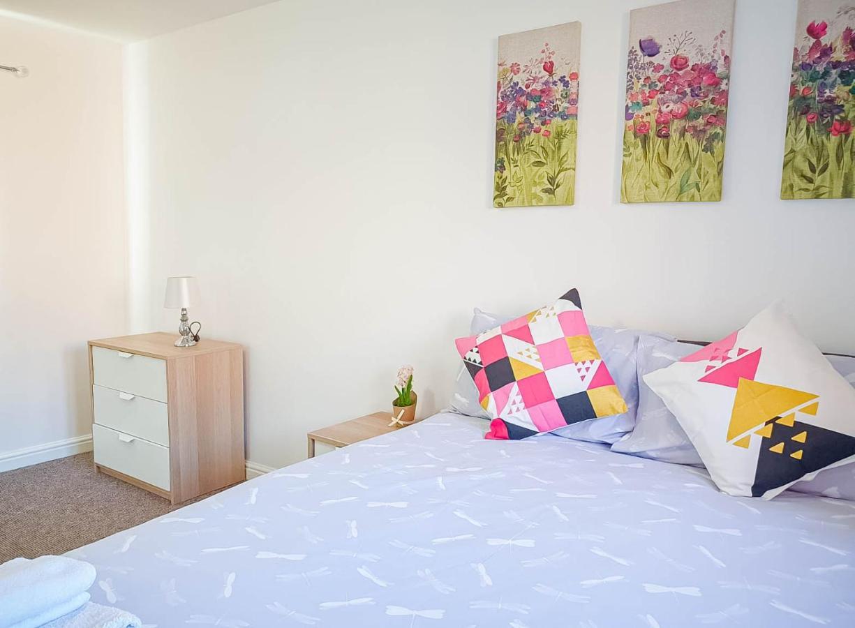 Апартаменты Airport Lounge - 3 Bed - 6 Persons *